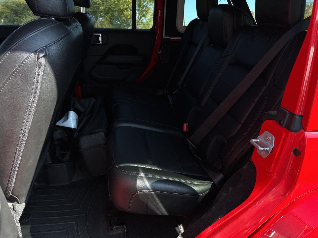 2020 Jeep Wrangler Unlimited SAHARA ALTITUDE, CLEAN CARFAX, ONE OWNER, LEATHER! - Photo #10