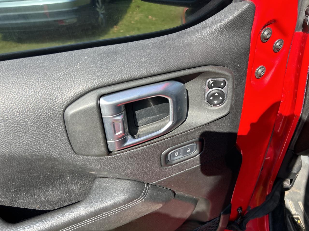 2020 Jeep Wrangler Unlimited SAHARA ALTITUDE, CLEAN CARFAX, ONE OWNER, LEATHER! - Photo #12