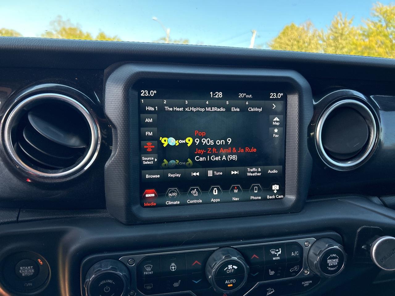 2020 Jeep Wrangler Unlimited SAHARA ALTITUDE, CLEAN CARFAX, ONE OWNER, LEATHER! - Photo #17