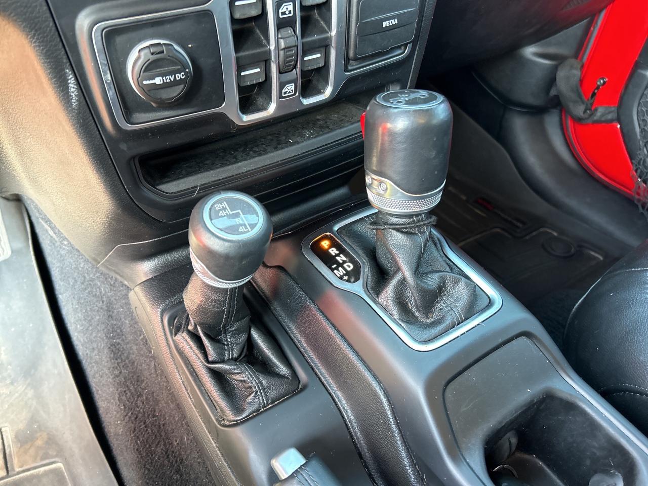 2020 Jeep Wrangler Unlimited SAHARA ALTITUDE, CLEAN CARFAX, ONE OWNER, LEATHER! - Photo #19