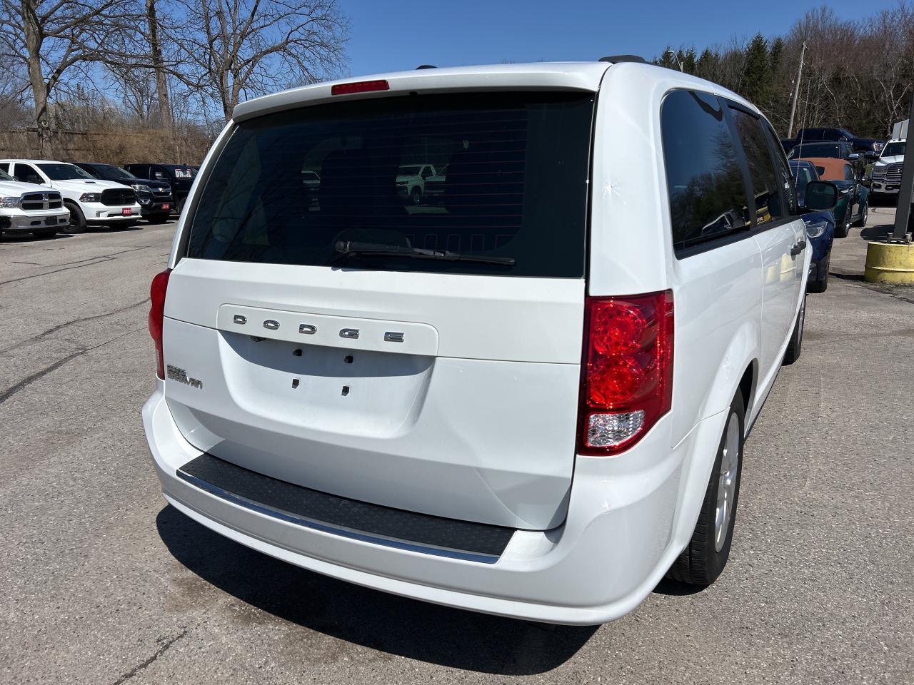 2020 Dodge Grand Caravan SE, CLEAN CARFAX, BACK UP CAMERA! - Photo #6