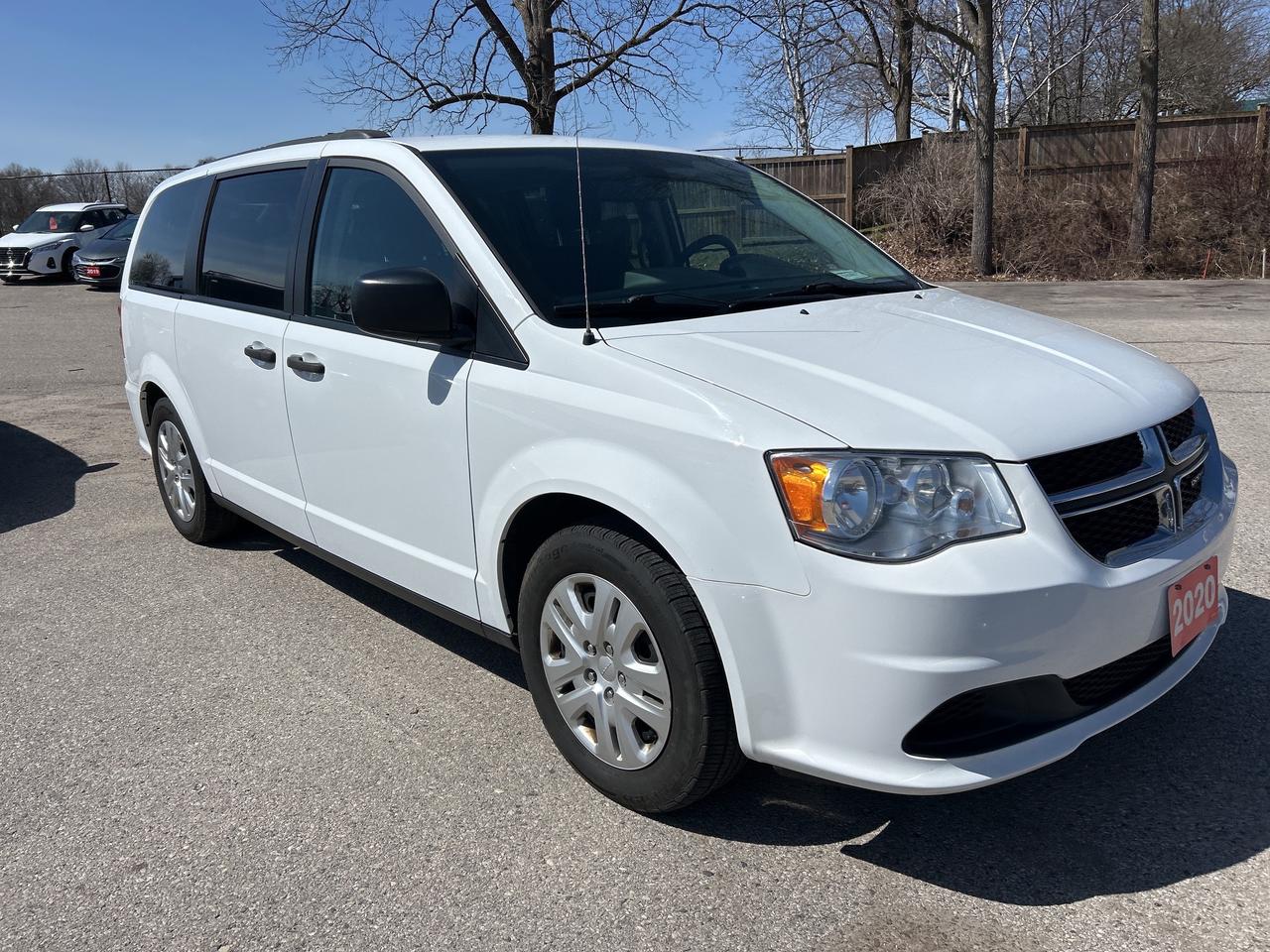 2020 Dodge Grand Caravan SE, CLEAN CARFAX, BACK UP CAMERA! - Photo #4
