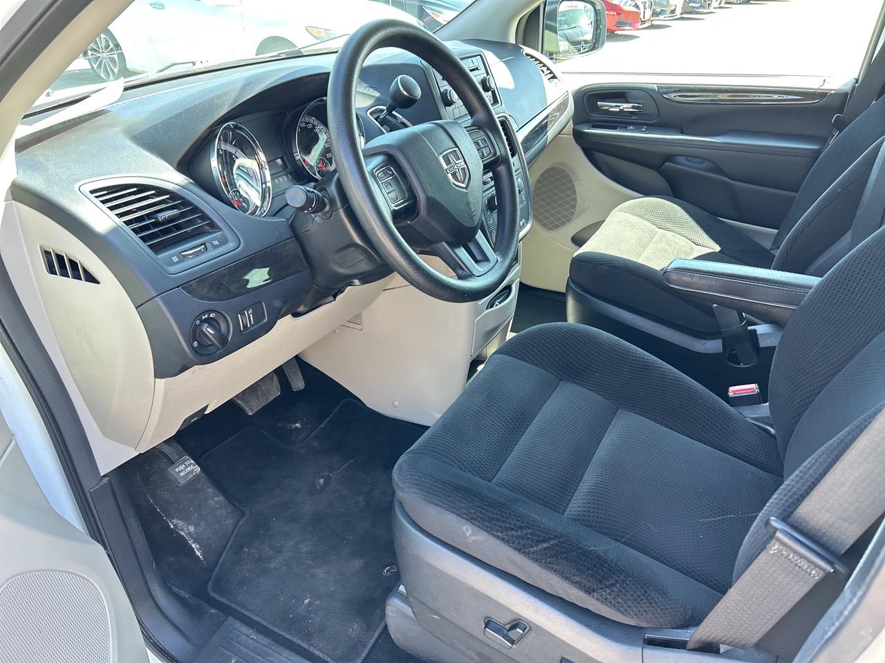 2020 Dodge Grand Caravan SE, CLEAN CARFAX, BACK UP CAMERA! Photo