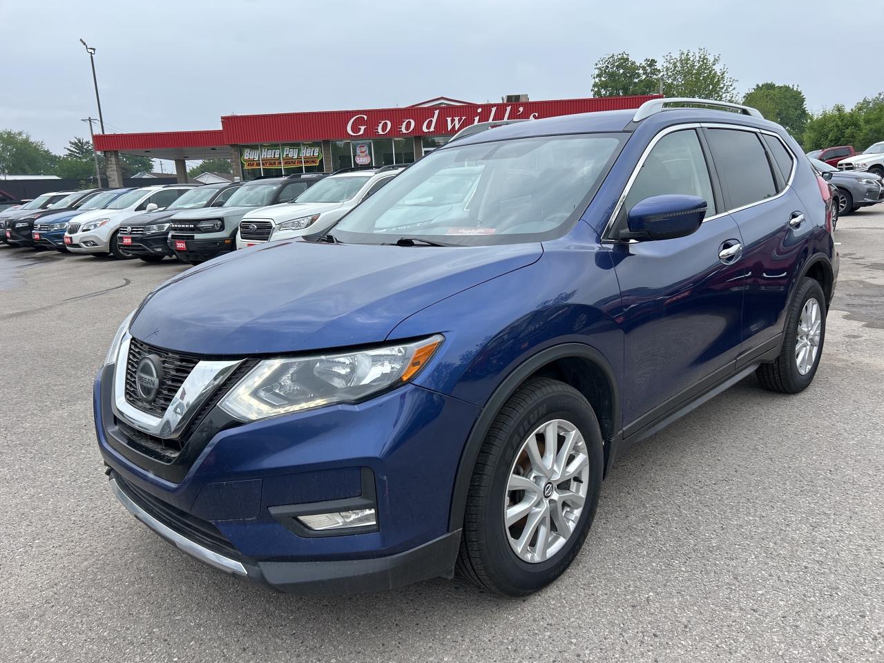 2018 Nissan Rogue SV, REMOTE START, BACK UP CAMERA, CLEAN CARFAX! - Photo #2