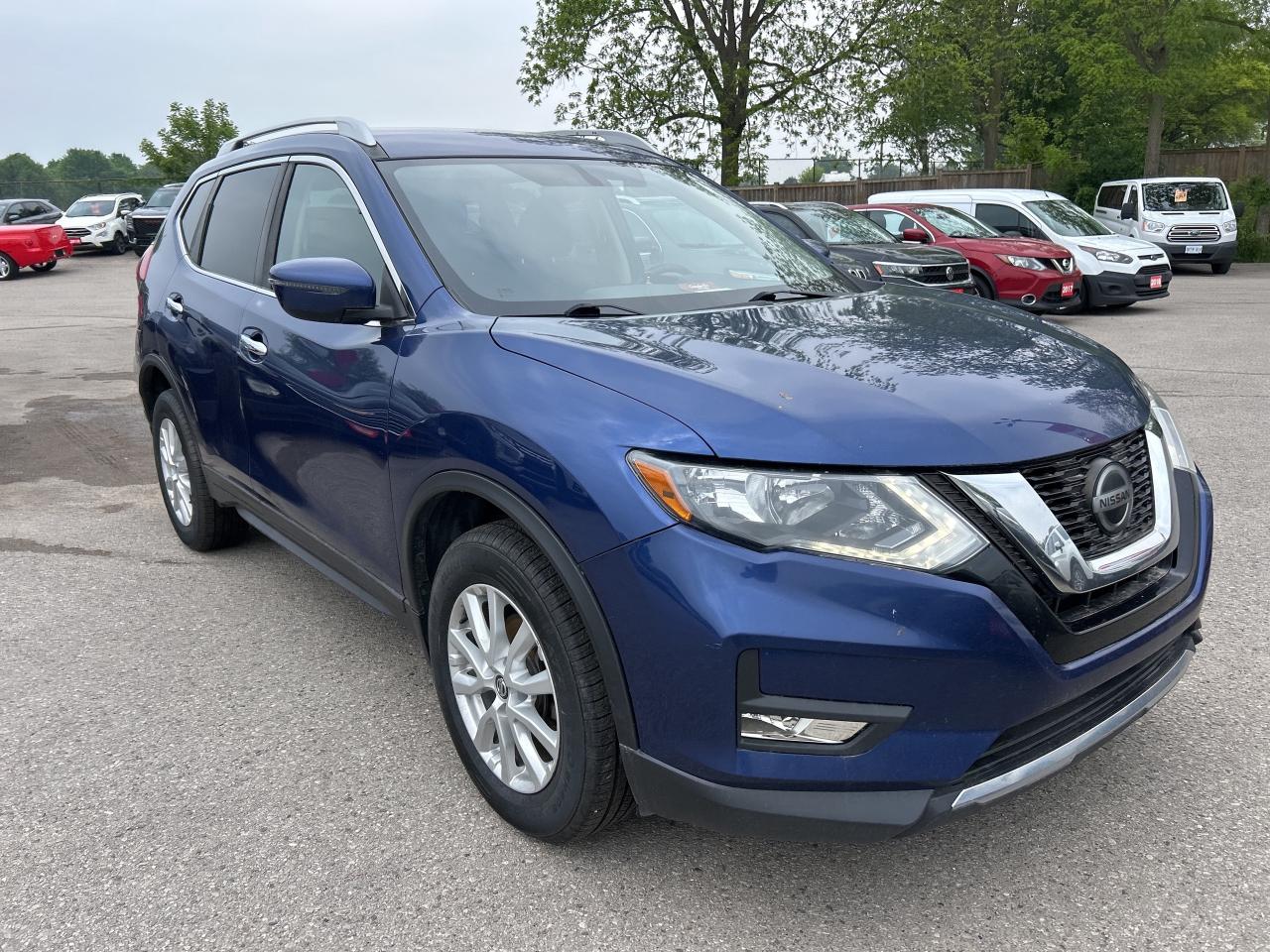 2018 Nissan Rogue SV, REMOTE START, BACK UP CAMERA, CLEAN CARFAX! - Photo #4
