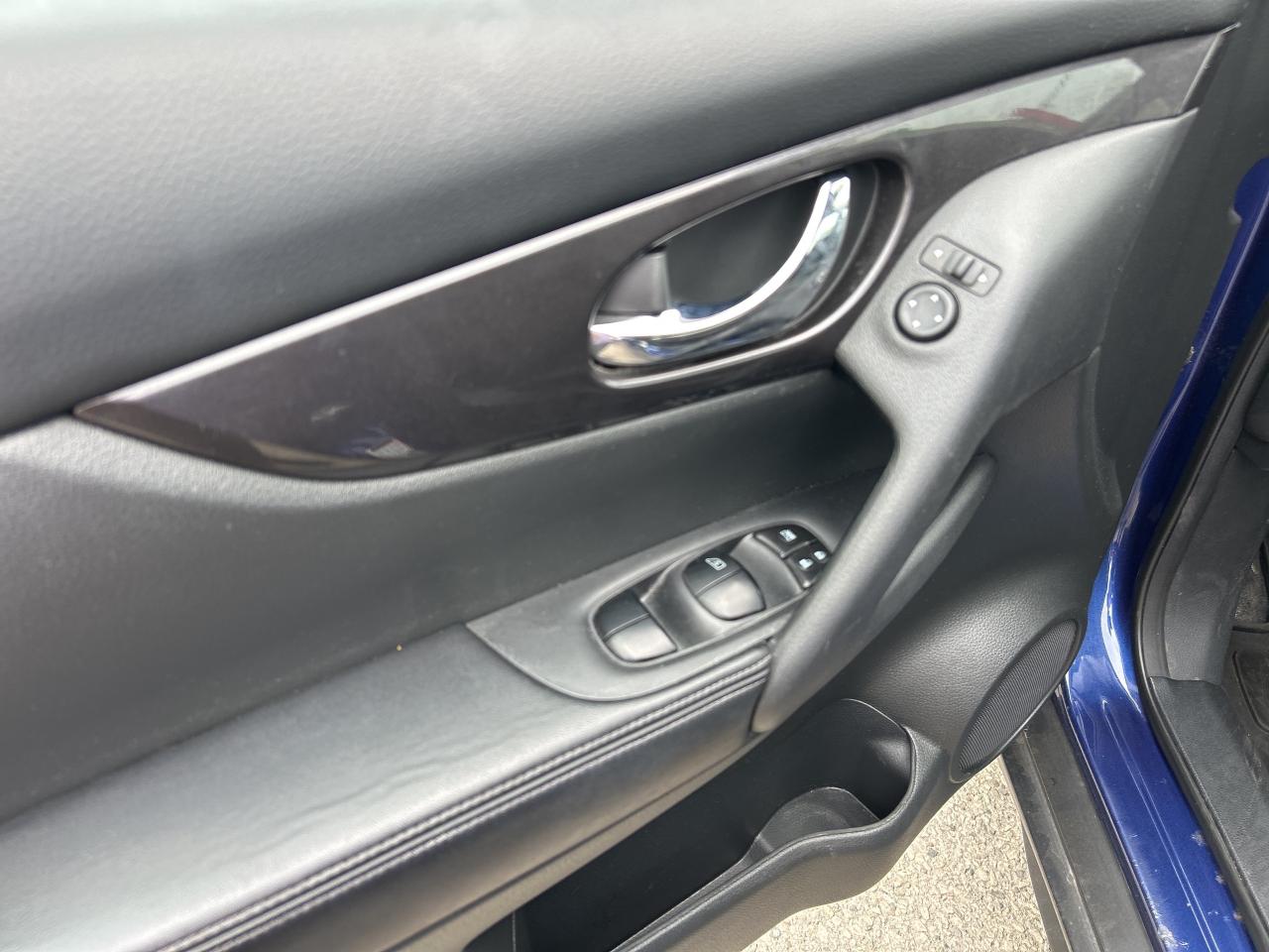 2018 Nissan Rogue SV, REMOTE START, BACK UP CAMERA, CLEAN CARFAX! - Photo #11