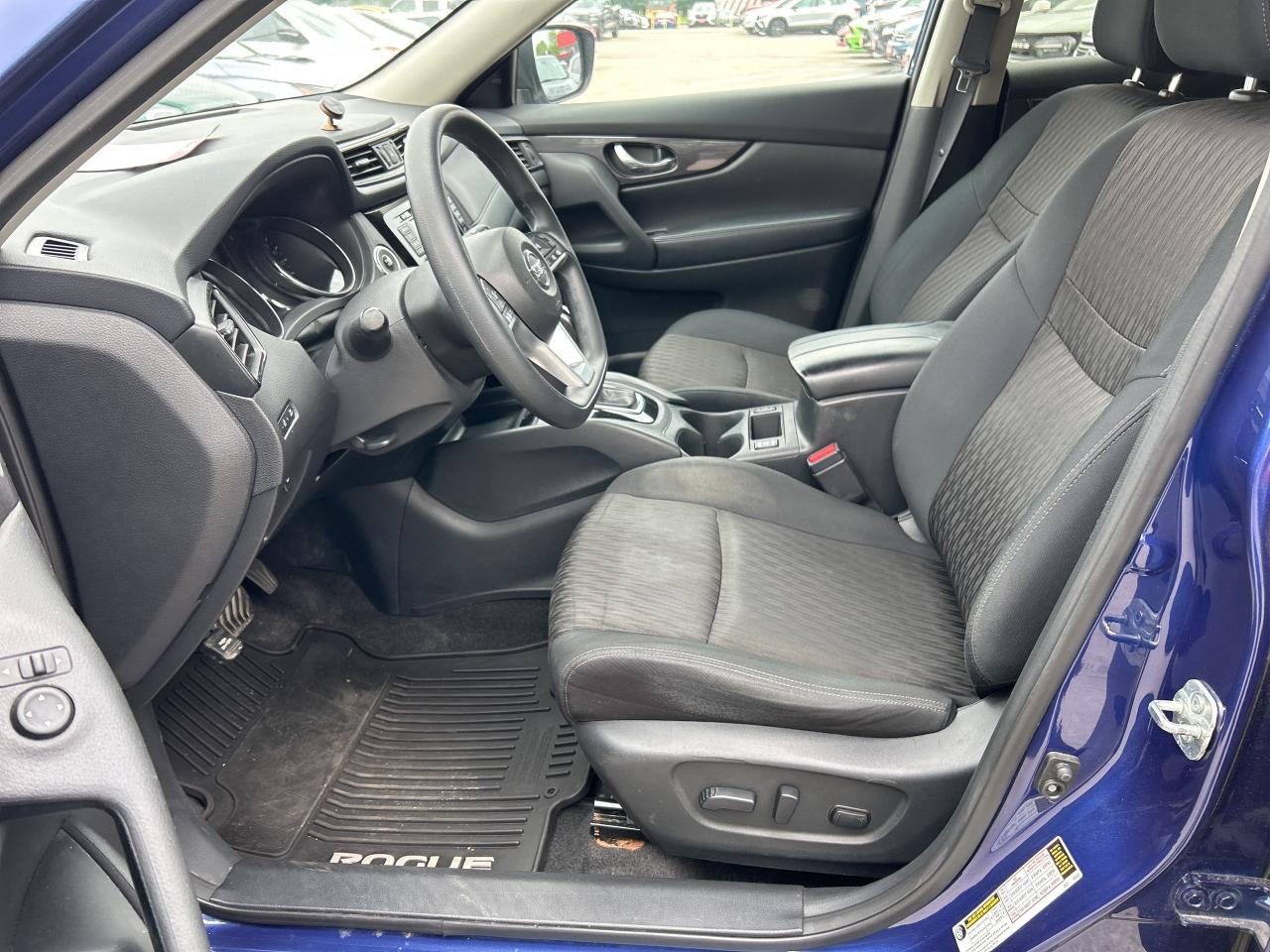 2018 Nissan Rogue SV, REMOTE START, BACK UP CAMERA, CLEAN CARFAX! - Photo #12
