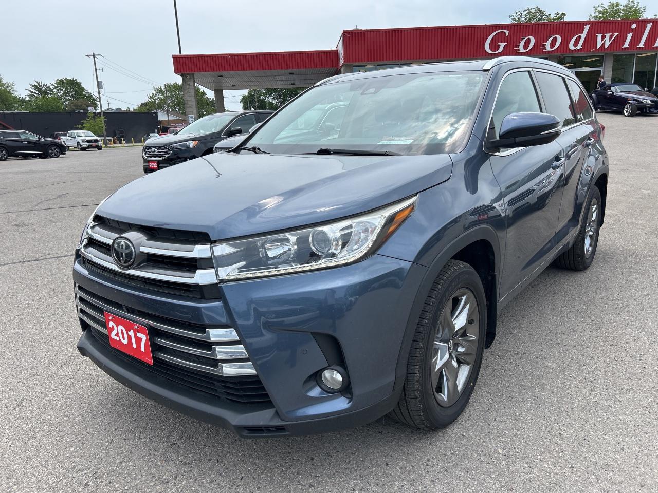 2017 Toyota Highlander LIMITED, CLEAN CARFAX, HEATED/ COOLED SEATS! - Photo #2