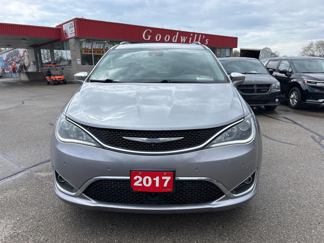 2017 Chrysler Pacifica LIMITED, HEATED/ COOLED LEATHER, NAV, SUNROOF! - Photo #3