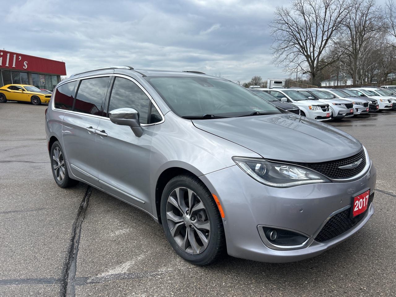2017 Chrysler Pacifica LIMITED, HEATED/ COOLED LEATHER, NAV, SUNROOF! - Photo #4