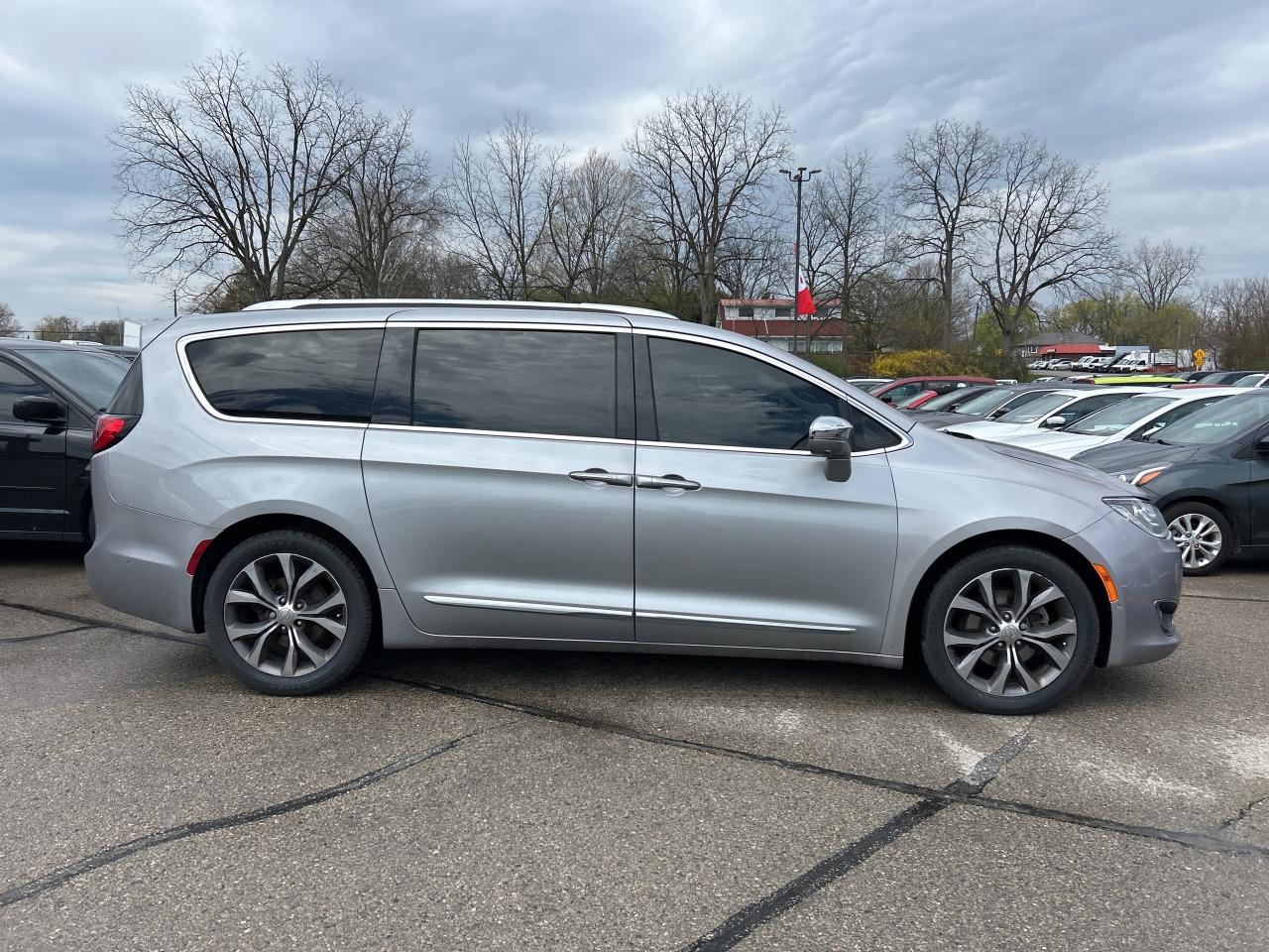 2017 Chrysler Pacifica LIMITED, HEATED/ COOLED LEATHER, NAV, SUNROOF! - Photo #5