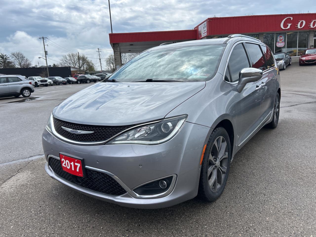 2017 Chrysler Pacifica LIMITED, HEATED/ COOLED LEATHER, NAV, SUNROOF! - Photo #2