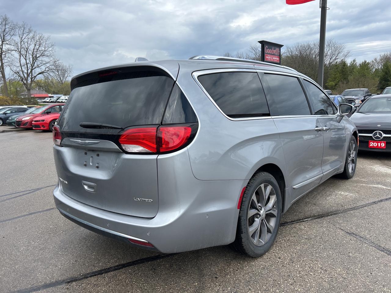 2017 Chrysler Pacifica LIMITED, HEATED/ COOLED LEATHER, NAV, SUNROOF! - Photo #6