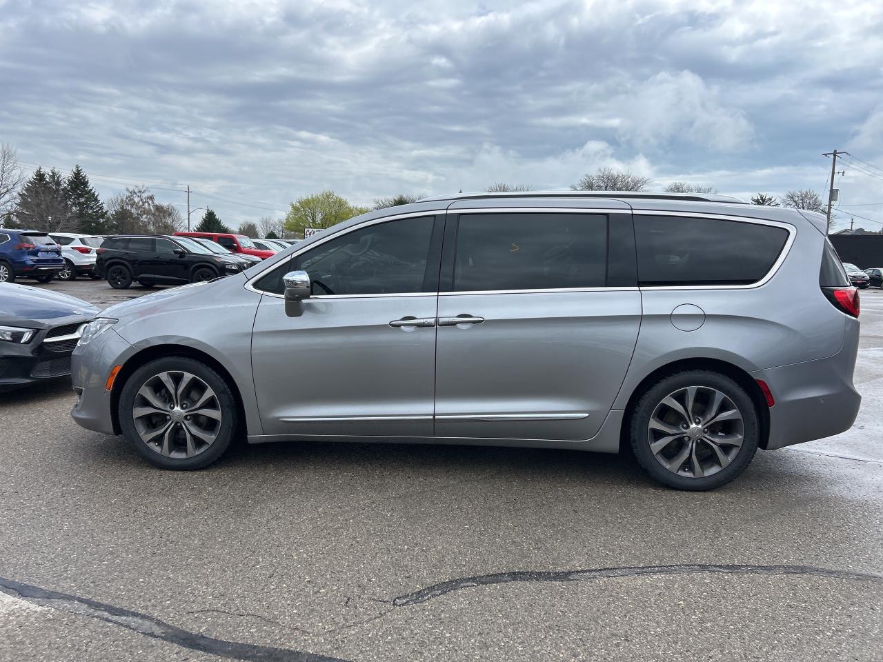 2017 Chrysler Pacifica LIMITED, HEATED/ COOLED LEATHER, NAV, SUNROOF! - Photo #9