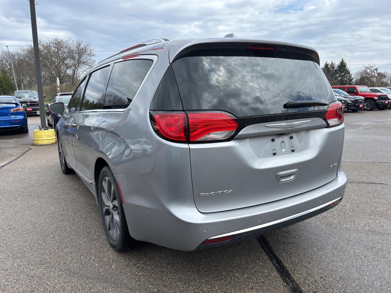2017 Chrysler Pacifica LIMITED, HEATED/ COOLED LEATHER, NAV, SUNROOF! - Photo #8