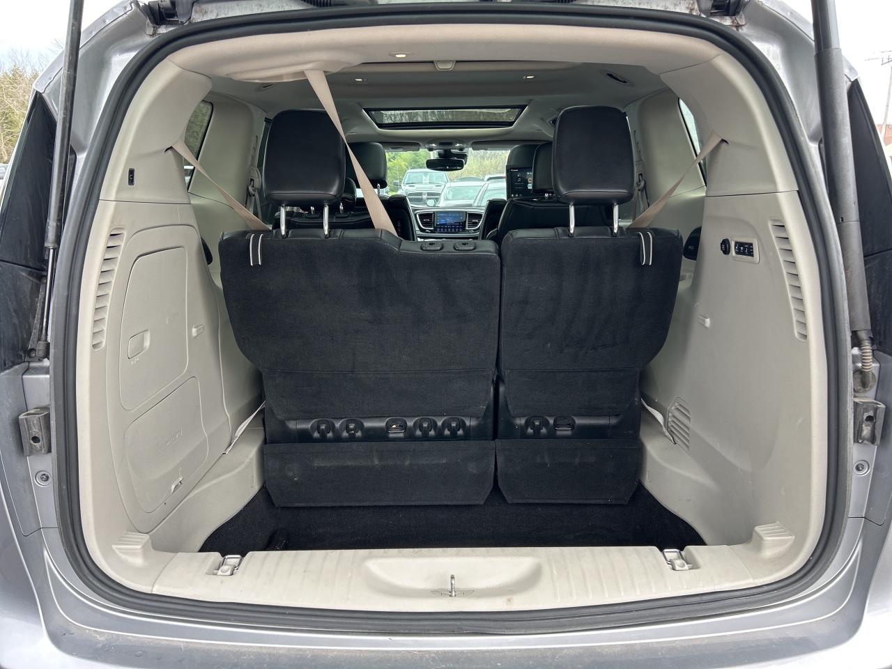 2017 Chrysler Pacifica LIMITED, HEATED/ COOLED LEATHER, NAV, SUNROOF! - Photo #11