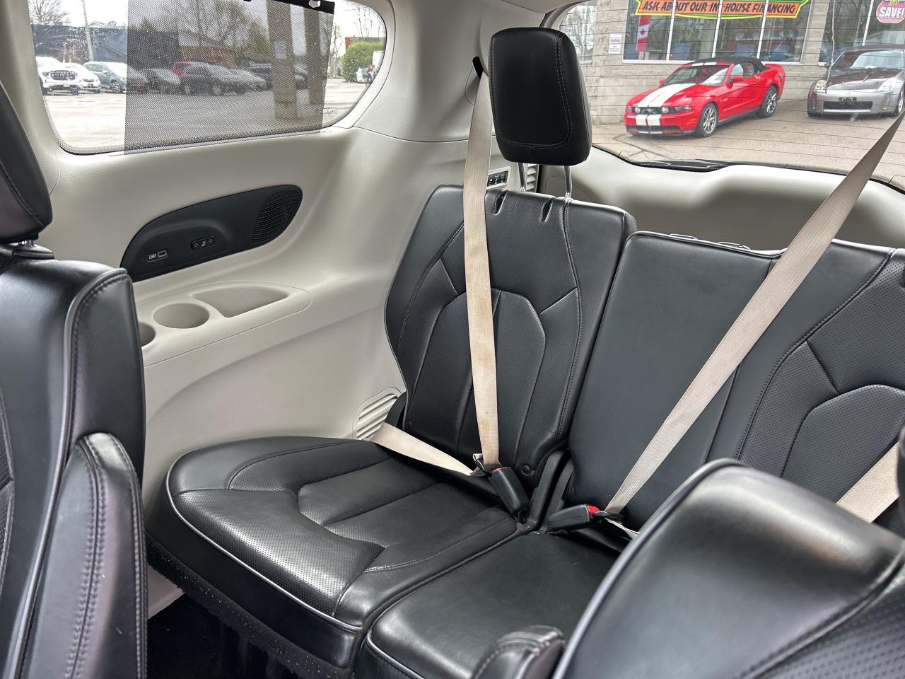 2017 Chrysler Pacifica LIMITED, HEATED/ COOLED LEATHER, NAV, SUNROOF! - Photo #13