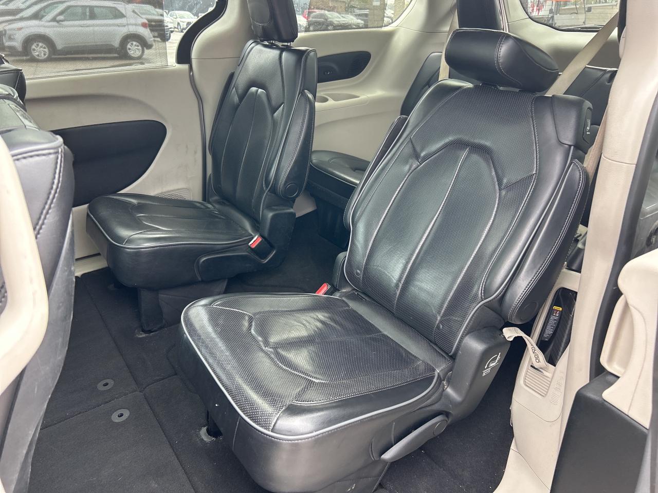 2017 Chrysler Pacifica LIMITED, HEATED/ COOLED LEATHER, NAV, SUNROOF! - Photo #12