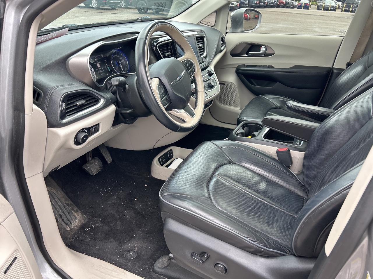 2017 Chrysler Pacifica LIMITED, HEATED/ COOLED LEATHER, NAV, SUNROOF! - Photo #16