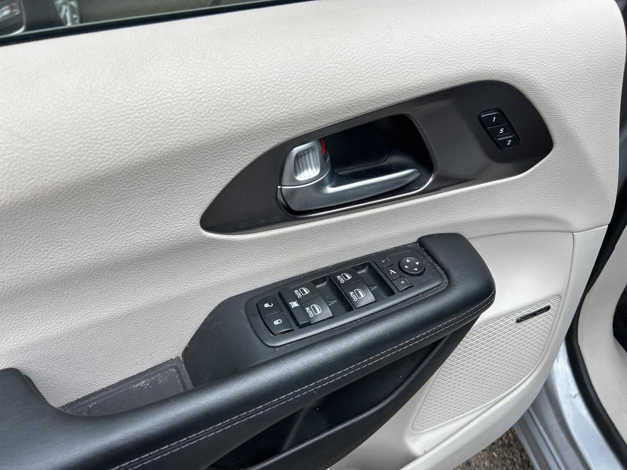2017 Chrysler Pacifica LIMITED, HEATED/ COOLED LEATHER, NAV, SUNROOF! - Photo #17