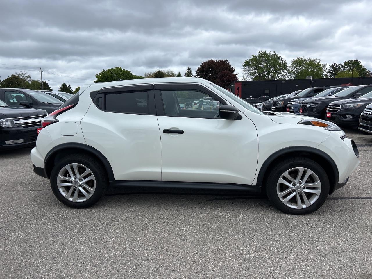 2017 Nissan Juke SV, 6 SPEED MANUAL, ONLY 49 000 KMS! - Photo #5