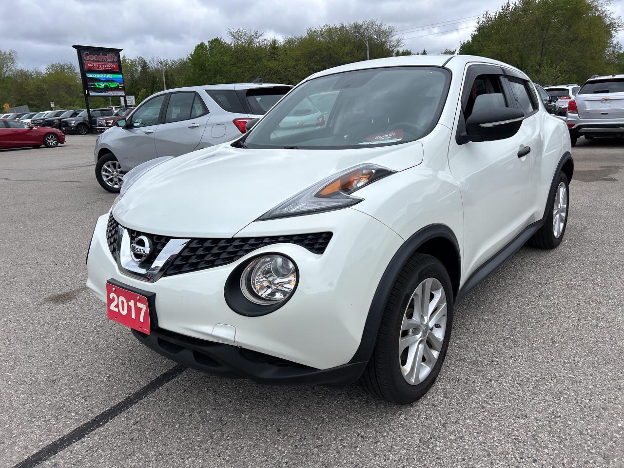 2017 Nissan Juke SV, 6 SPEED MANUAL, ONLY 49 000 KMS! - Photo #2