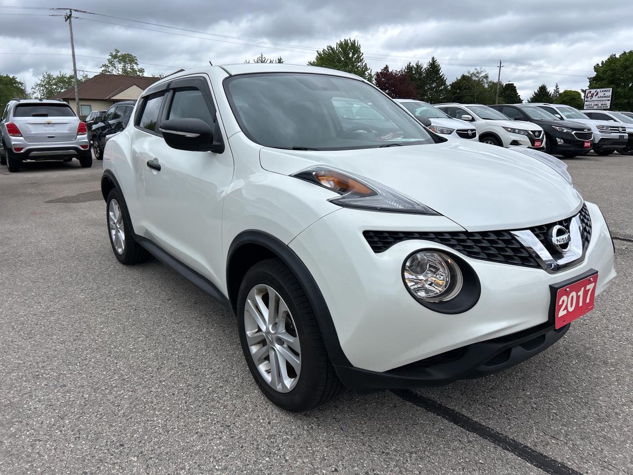2017 Nissan Juke SV, 6 SPEED MANUAL, ONLY 49 000 KMS! - Photo #4