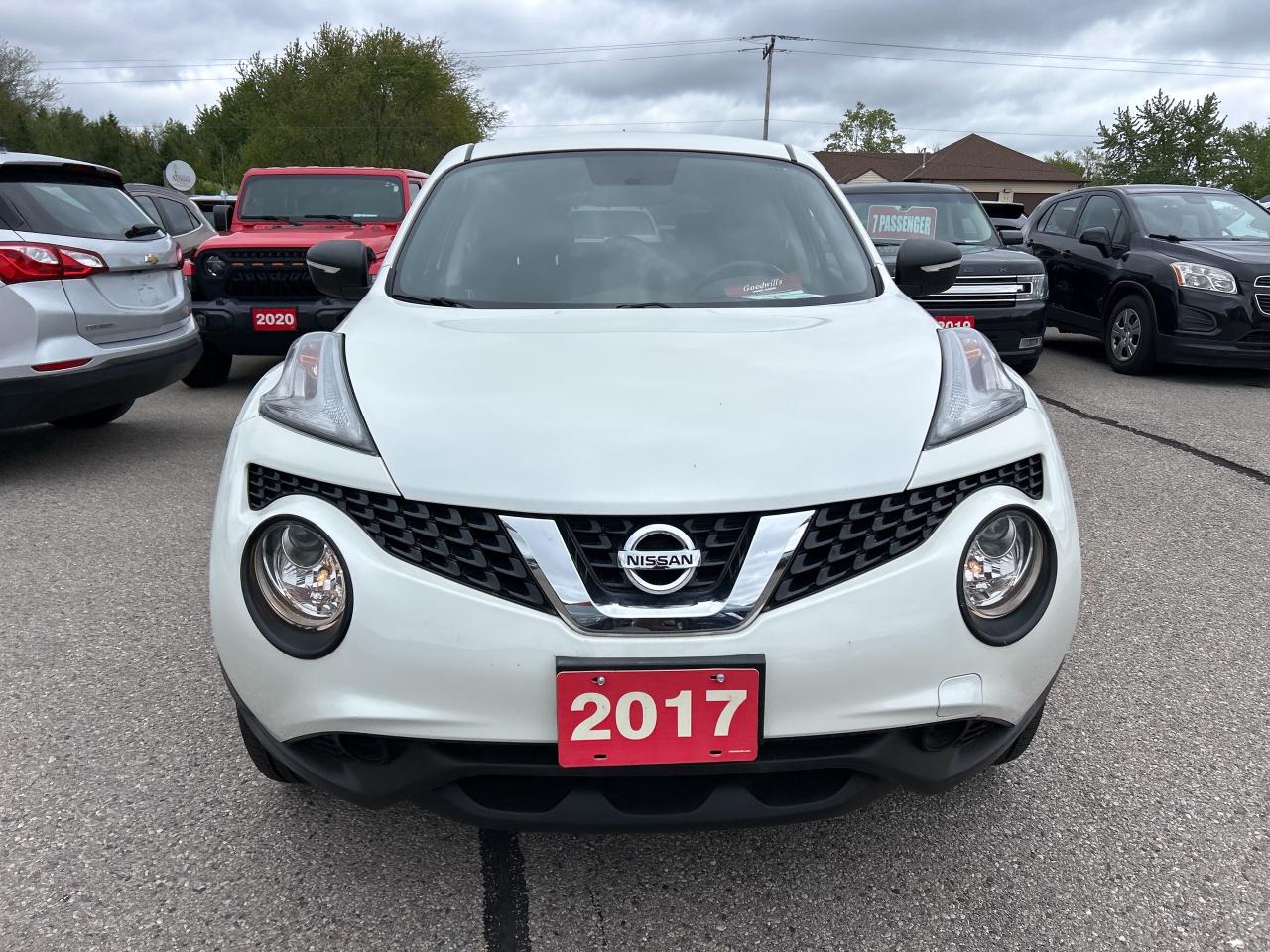 2017 Nissan Juke SV, 6 SPEED MANUAL, ONLY 49 000 KMS! - Photo #3