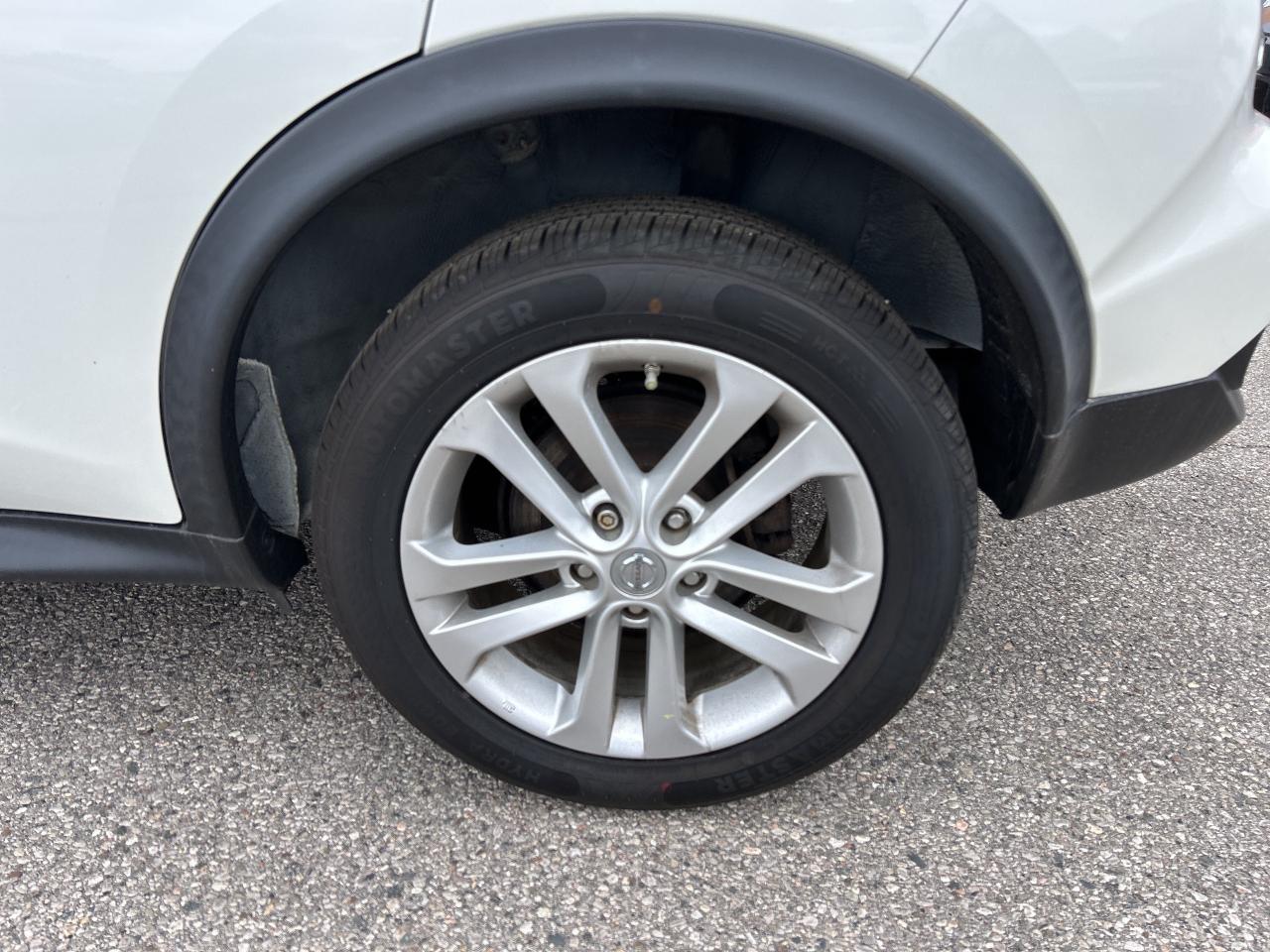 2017 Nissan Juke SV, 6 SPEED MANUAL, ONLY 49 000 KMS! - Photo #10