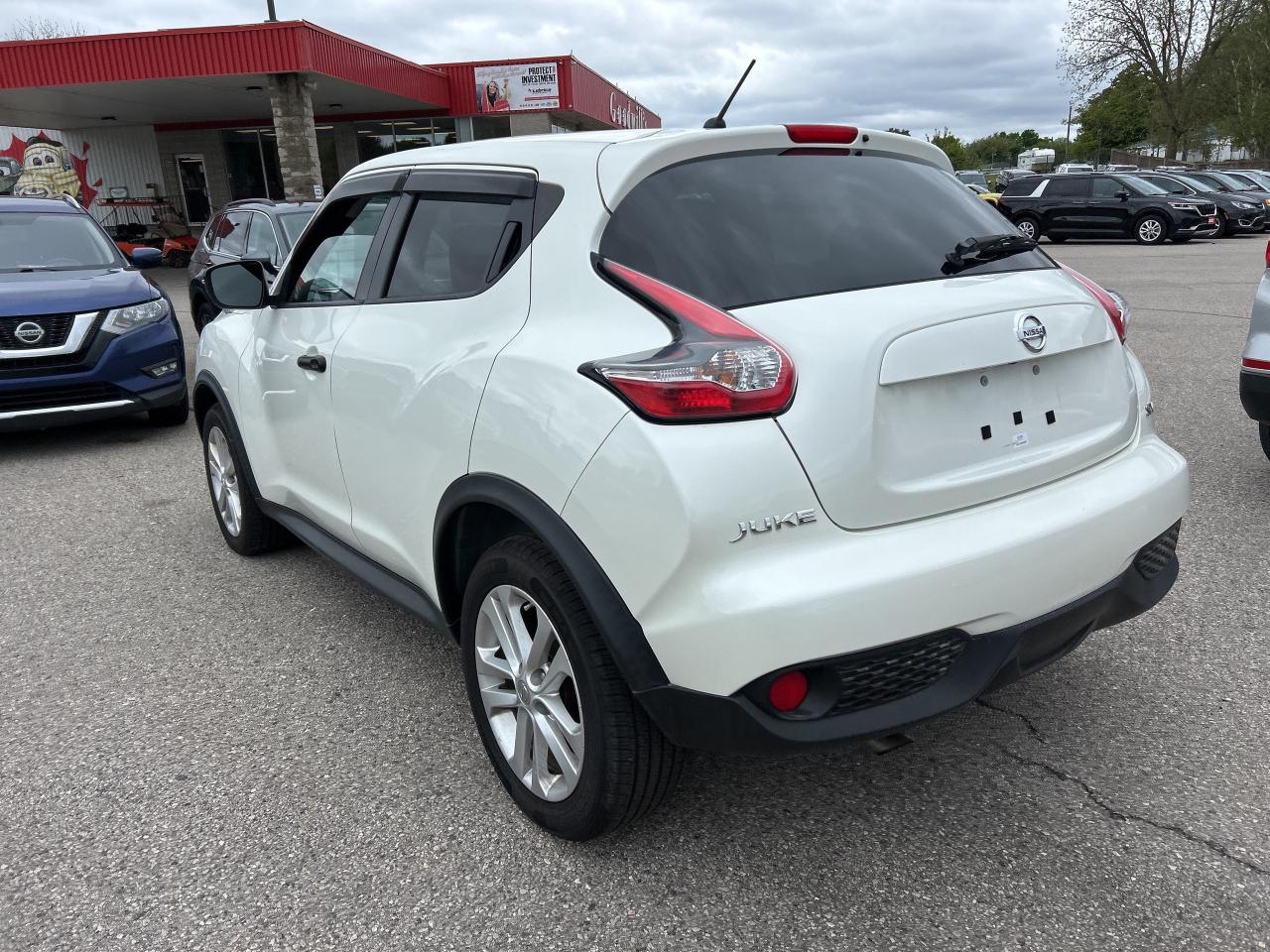 2017 Nissan Juke SV, 6 SPEED MANUAL, ONLY 49 000 KMS! - Photo #8
