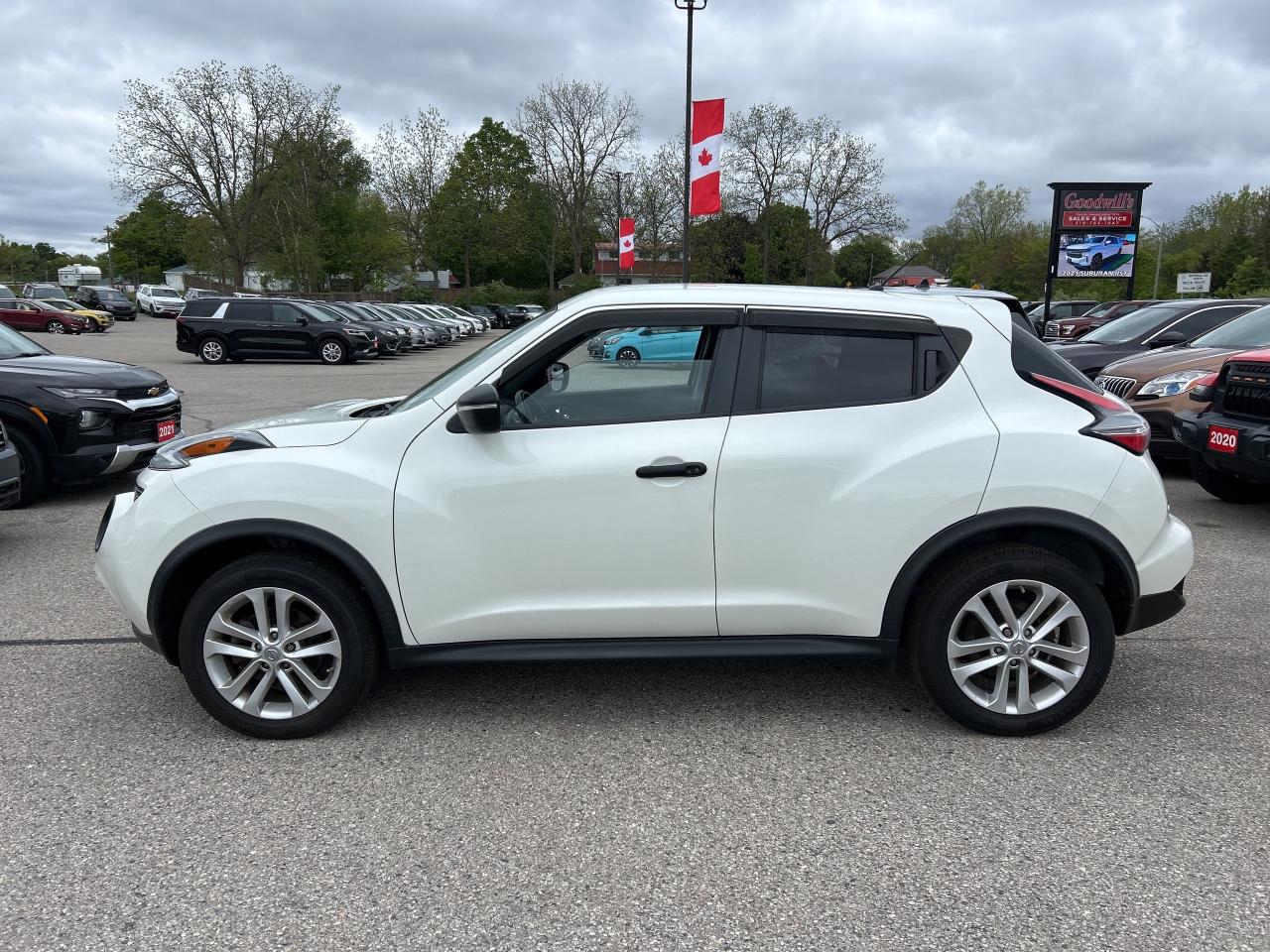 2017 Nissan Juke SV, 6 SPEED MANUAL, ONLY 49 000 KMS! - Photo #9
