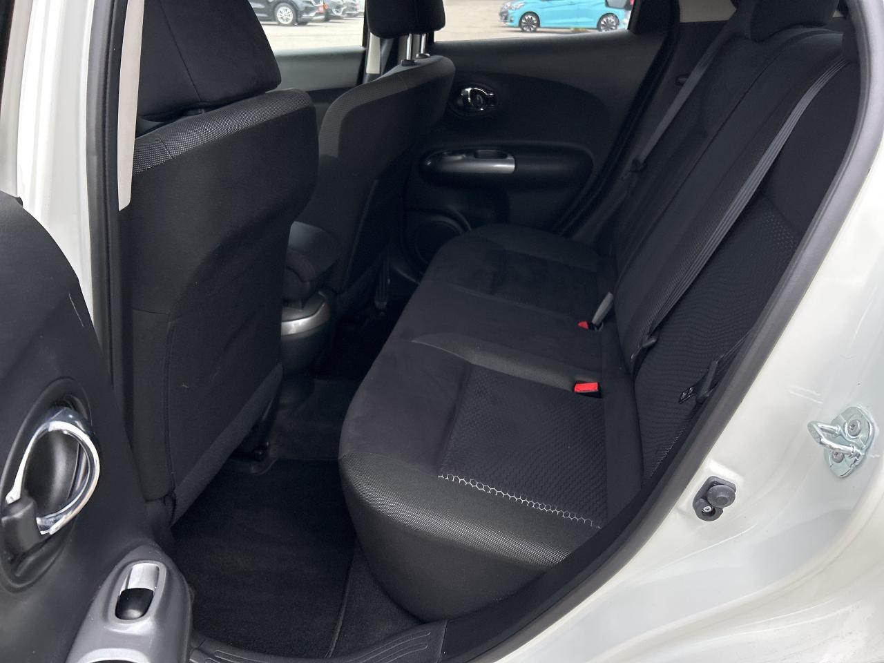 2017 Nissan Juke SV, 6 SPEED MANUAL, ONLY 49 000 KMS! - Photo #12