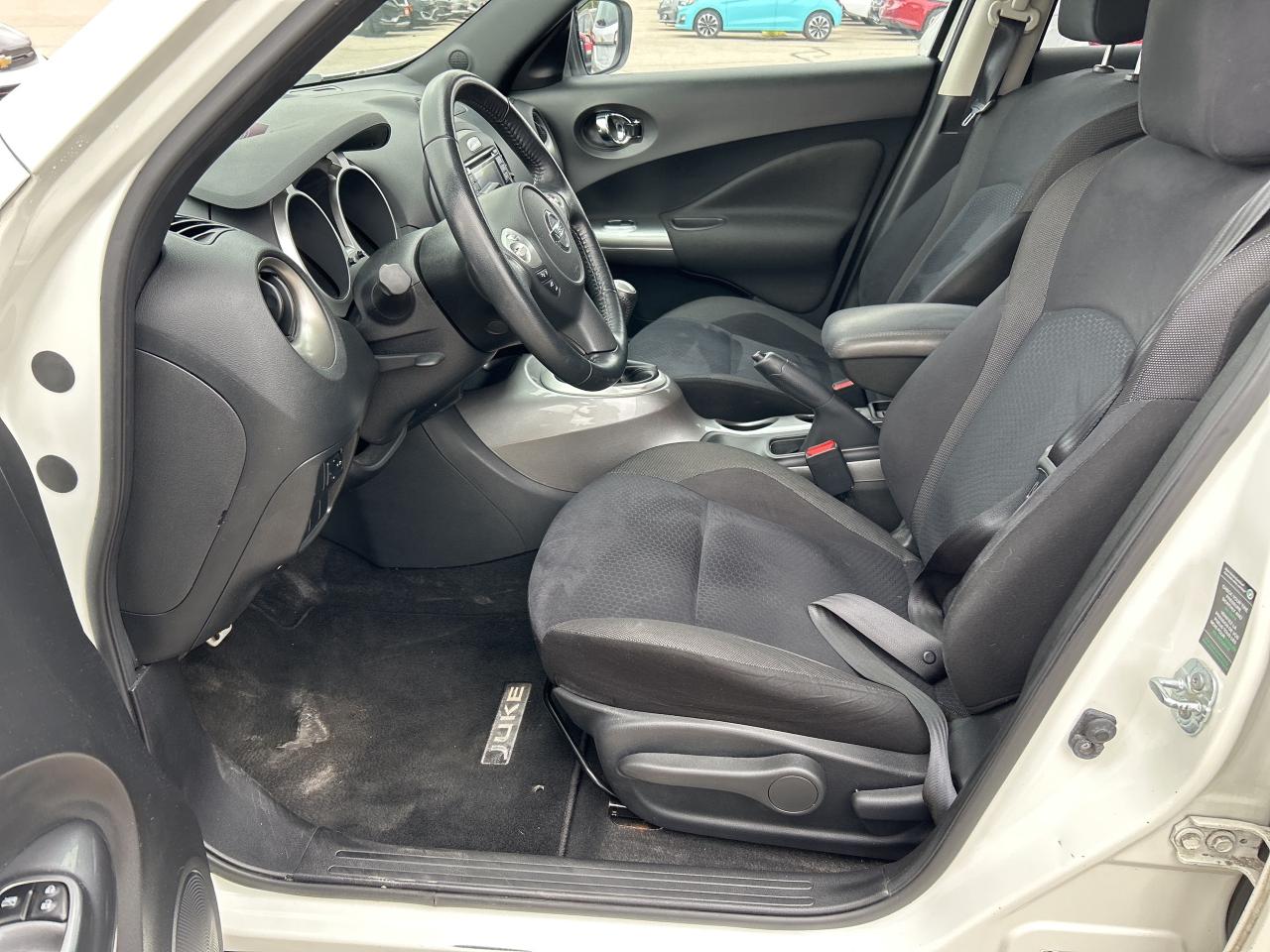 2017 Nissan Juke SV, 6 SPEED MANUAL, ONLY 49 000 KMS! - Photo #14