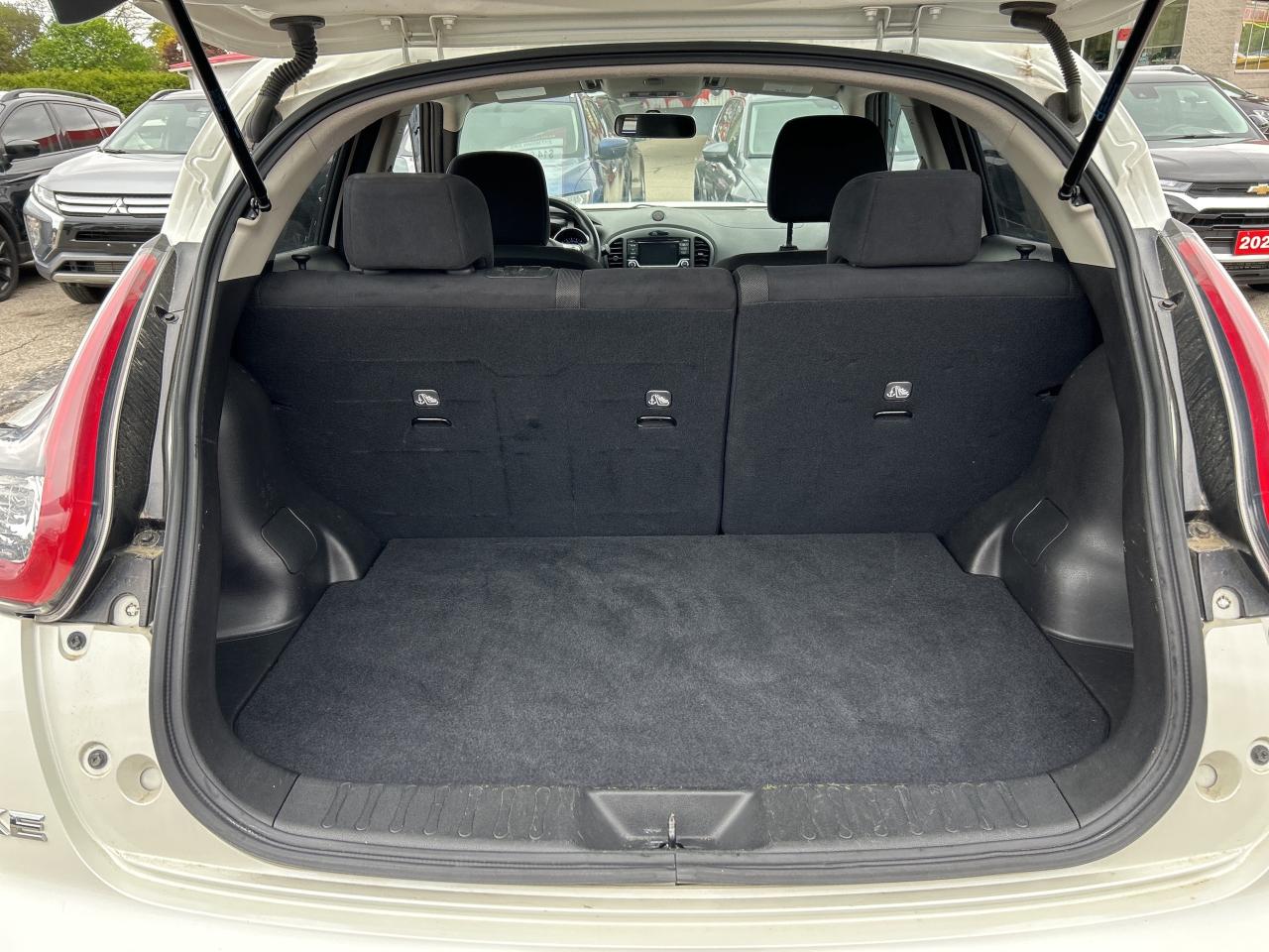 2017 Nissan Juke SV, 6 SPEED MANUAL, ONLY 49 000 KMS! - Photo #11