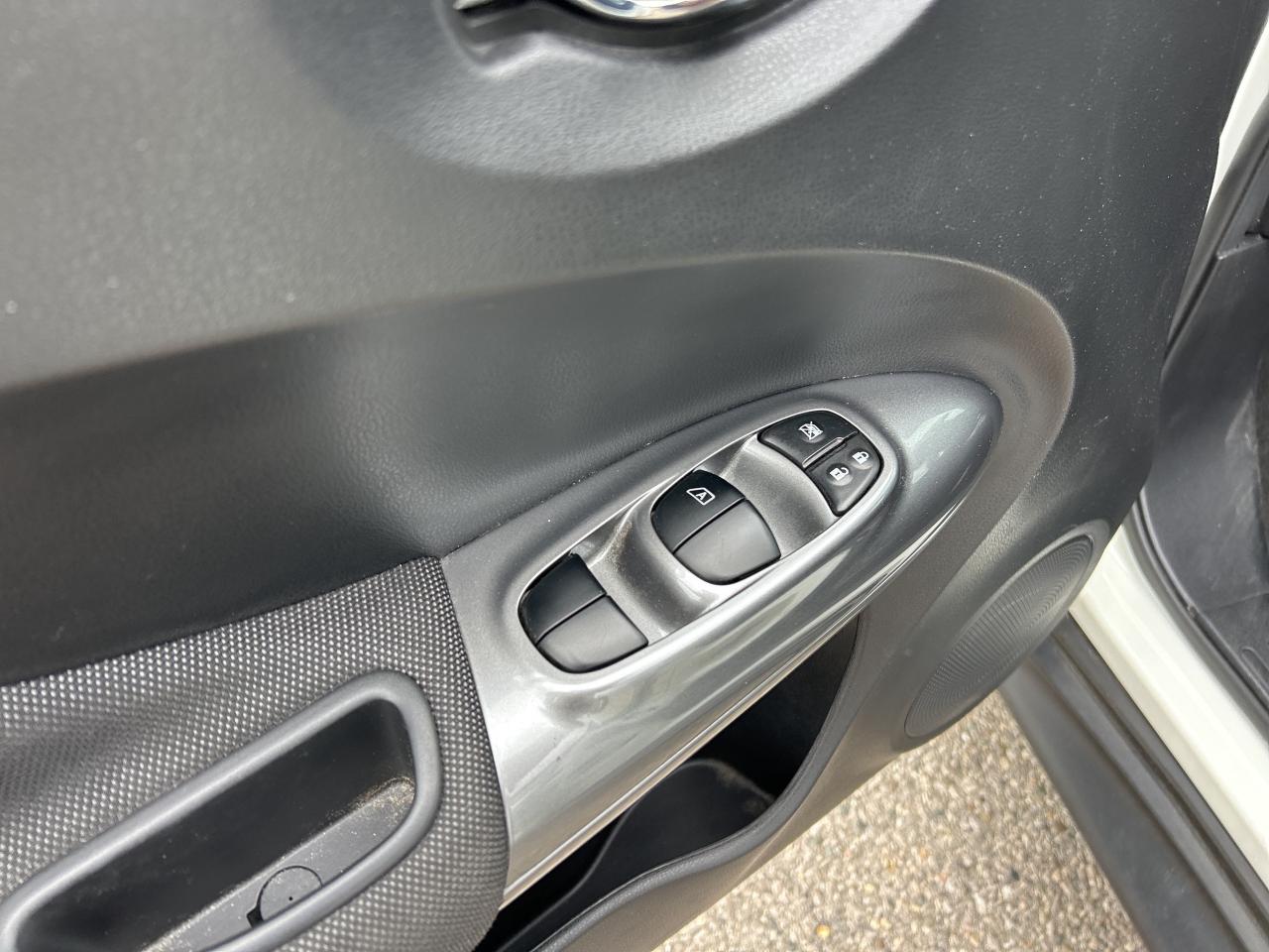 2017 Nissan Juke SV, 6 SPEED MANUAL, ONLY 49 000 KMS! - Photo #15