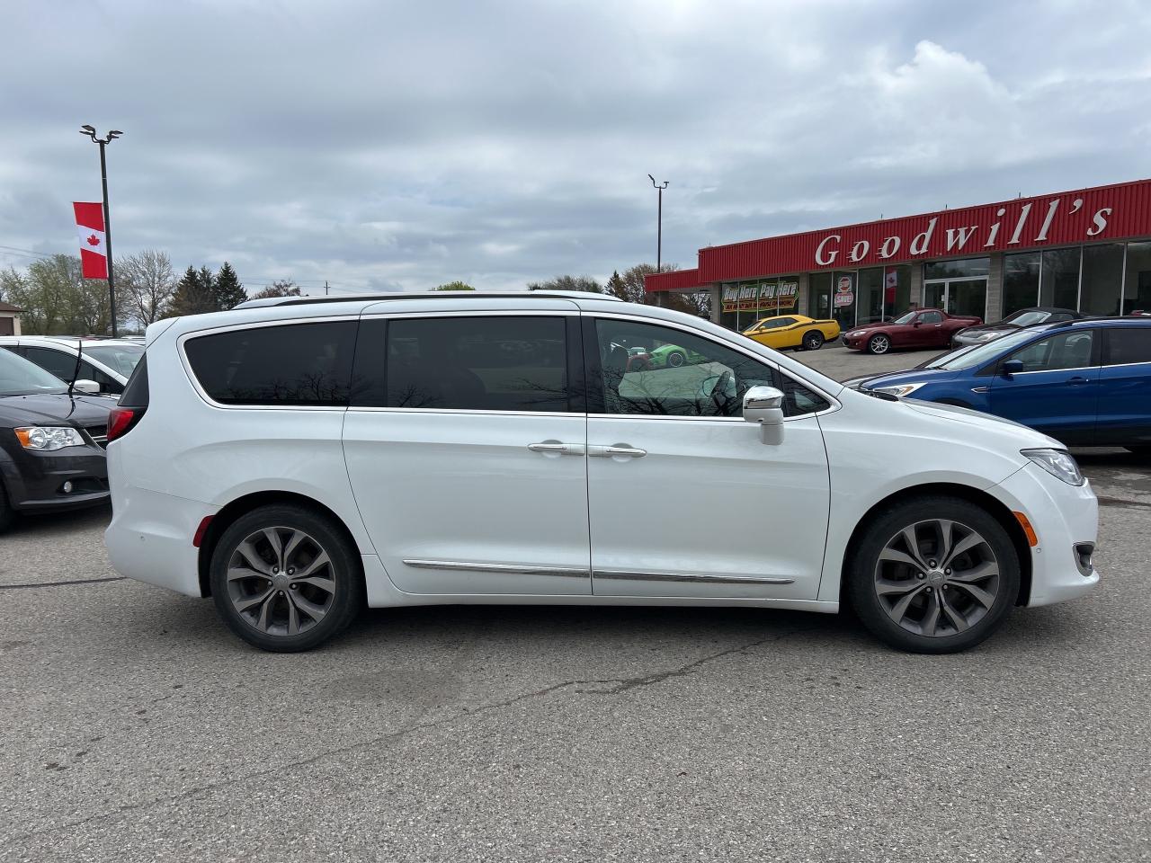2020 Chrysler Pacifica LIMITED, REMOTE START, POWER SLIDING DOORS! - Photo #5