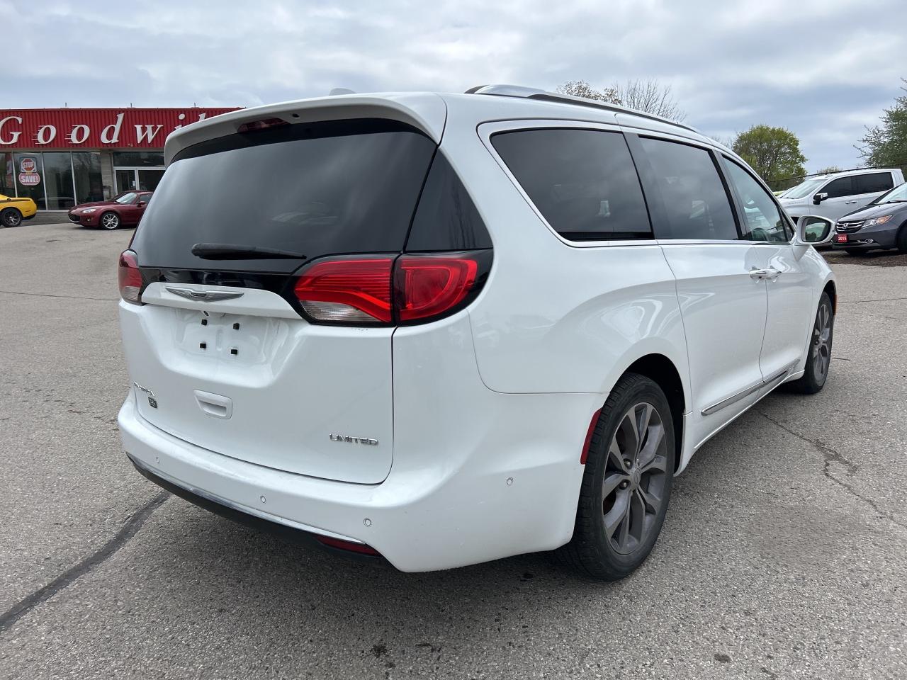 2020 Chrysler Pacifica LIMITED, REMOTE START, POWER SLIDING DOORS! - Photo #6