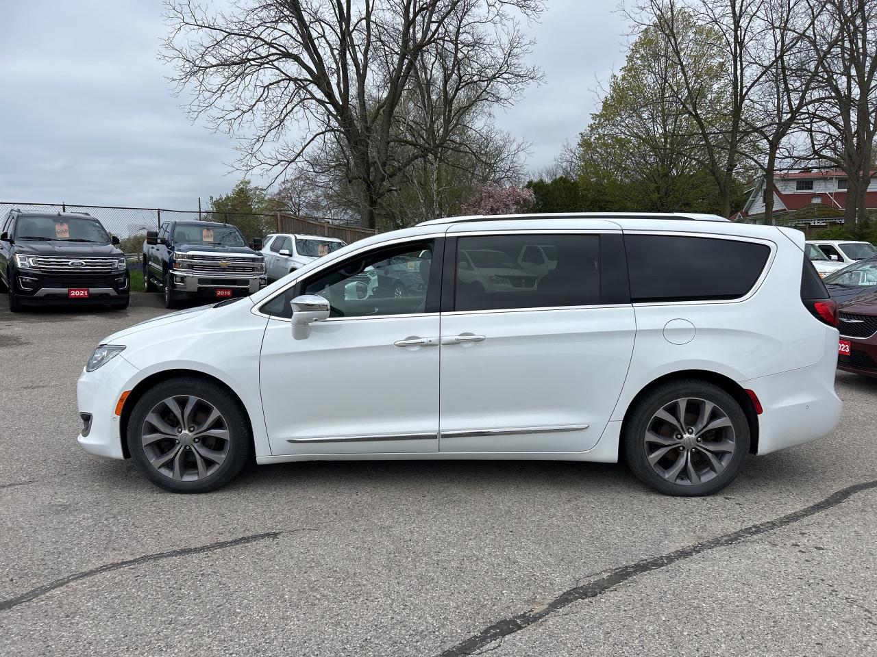 2020 Chrysler Pacifica LIMITED, REMOTE START, POWER SLIDING DOORS! - Photo #9