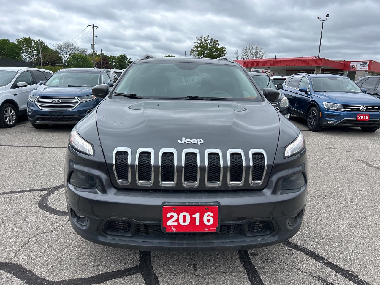 2016 Jeep Cherokee NORTH, CLEAN CARFAX, SUNROOF, HEATED SEATS! - Photo #3