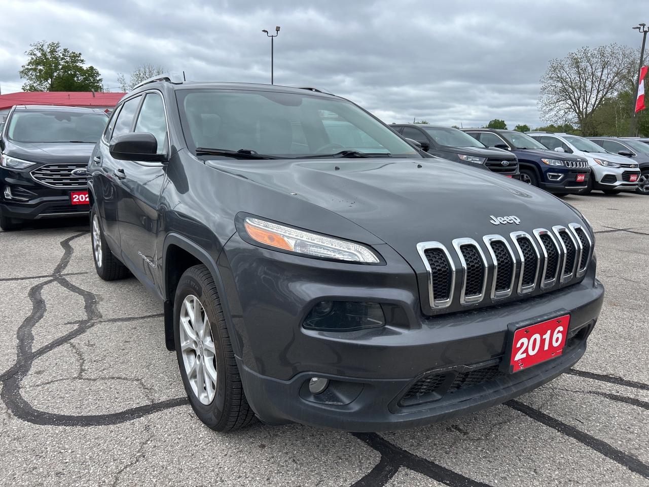 2016 Jeep Cherokee NORTH, CLEAN CARFAX, SUNROOF, HEATED SEATS! - Photo #4