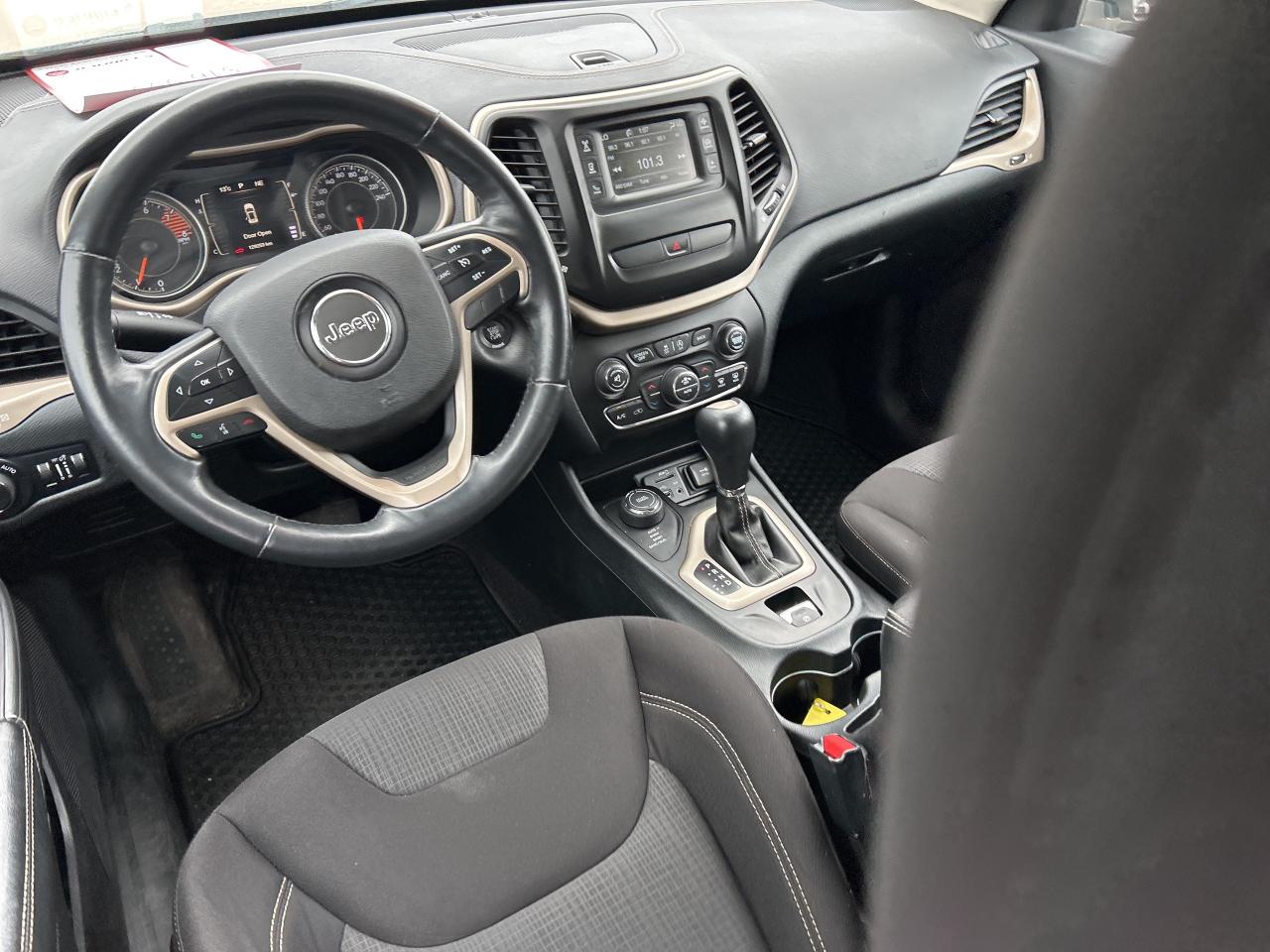 2016 Jeep Cherokee NORTH, CLEAN CARFAX, SUNROOF, HEATED SEATS! - Photo #13