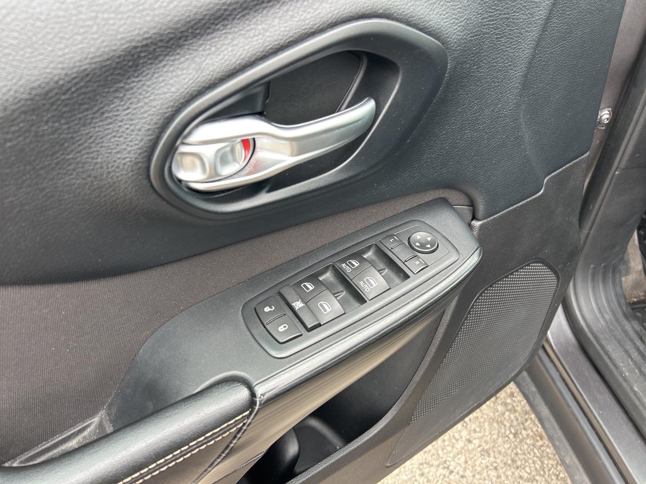 2016 Jeep Cherokee NORTH, CLEAN CARFAX, SUNROOF, HEATED SEATS! - Photo #15