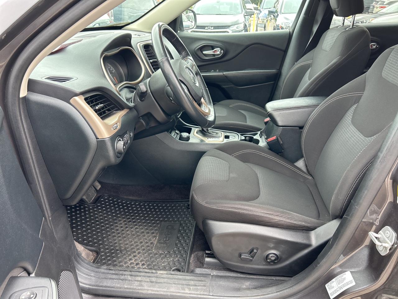 2016 Jeep Cherokee NORTH, CLEAN CARFAX, SUNROOF, HEATED SEATS! - Photo #14