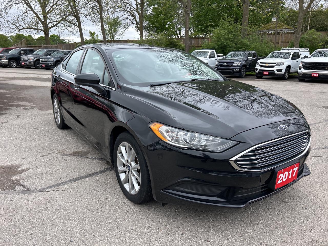 2017 Ford Fusion SE, CLEAN CARFAX, CLOTH SEATS, BACK UP CAMERA! - Photo #4