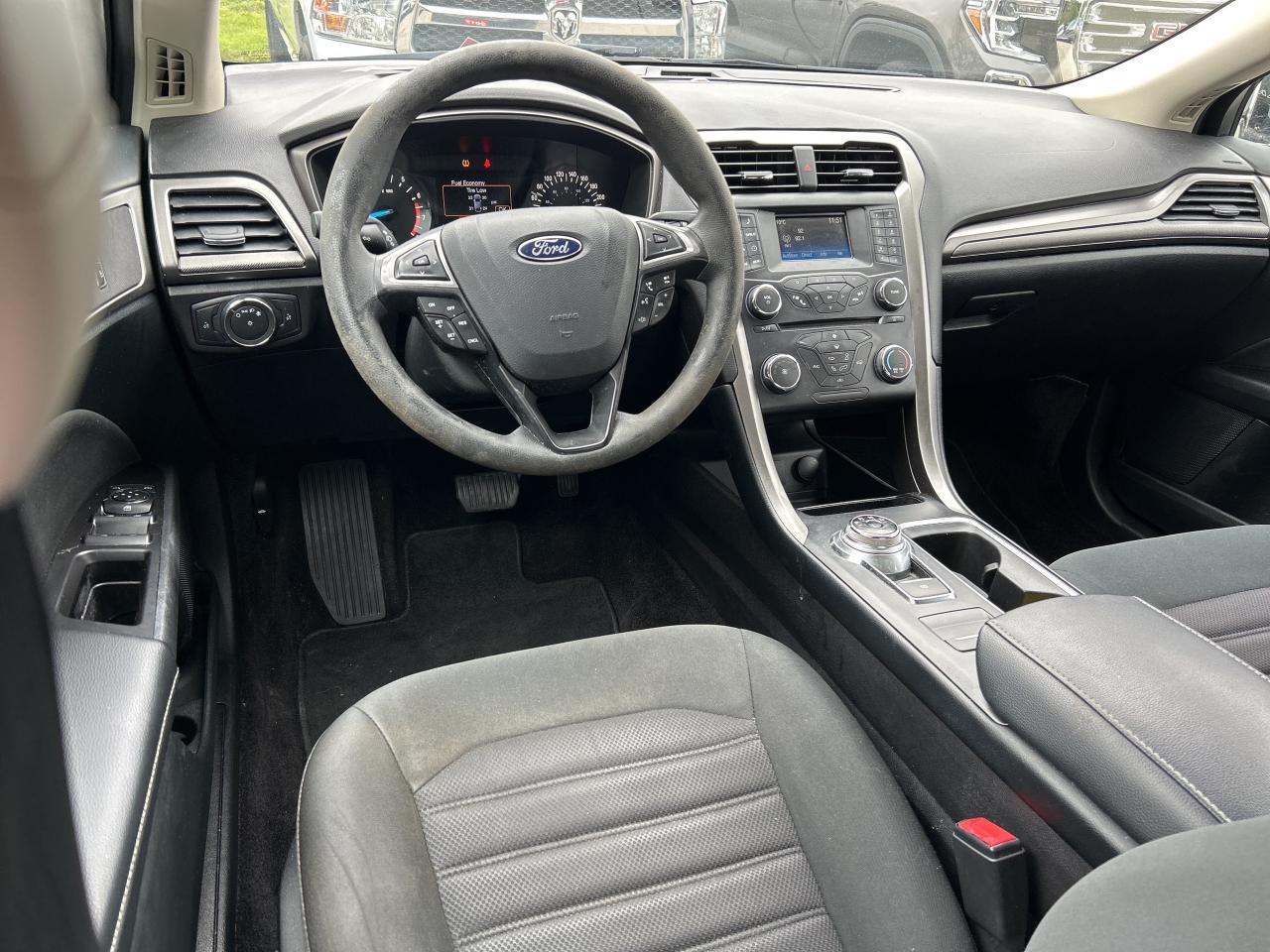 2017 Ford Fusion SE, CLEAN CARFAX, CLOTH SEATS, BACK UP CAMERA! - Photo #13