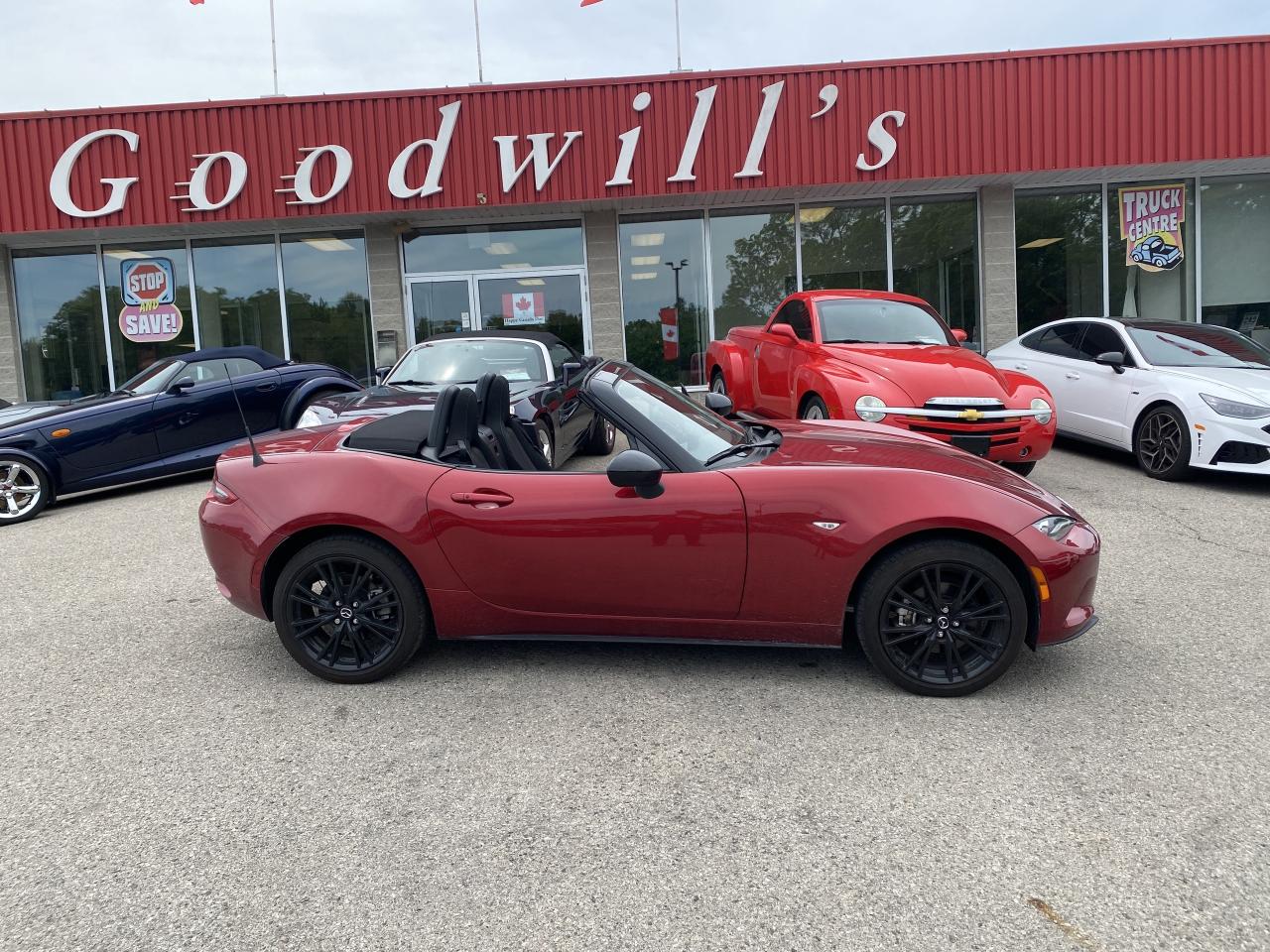 2024 Mazda Miata MX-5 GS, 6 SPEED MANUAL, CONVERTIBLE, ONLY 5000 KMS! - Photo #2