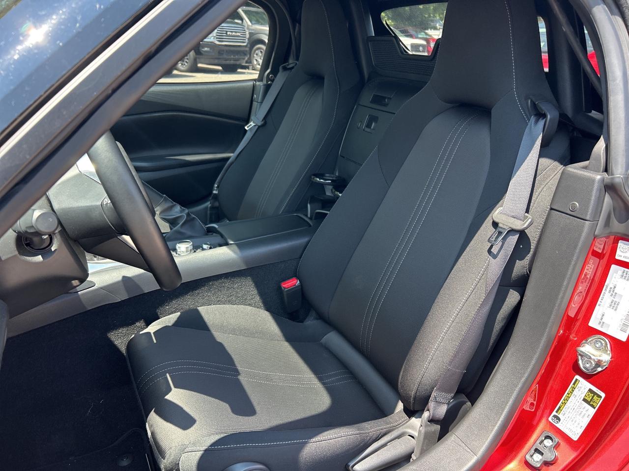2024 Mazda Miata MX-5 GS, 6 SPEED MANUAL, CONVERTIBLE, ONLY 5000 KMS! - Photo #14