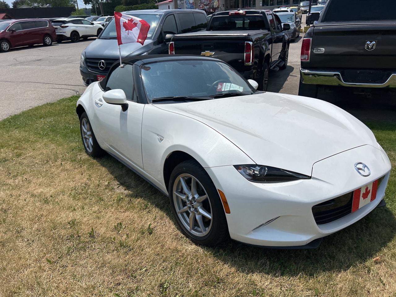 2018 Mazda Miata MX-5 MANUAL, SOFT TOP, LOW KM'S, BLIND SPOT MONITORS! - Photo #4
