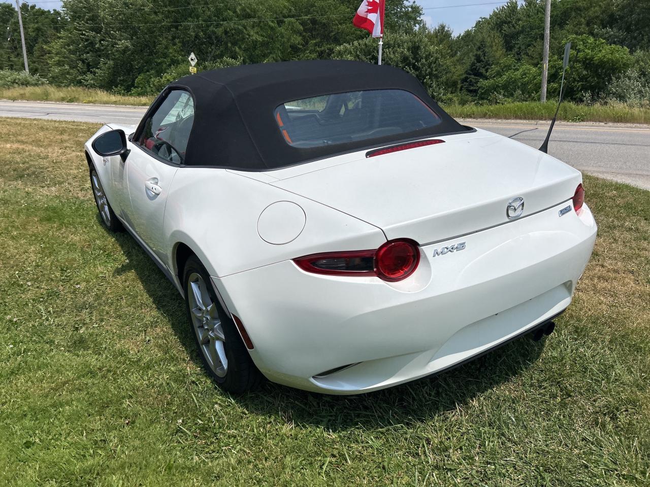 2018 Mazda Miata MX-5 MANUAL, SOFT TOP, LOW KM'S, BLIND SPOT MONITORS! - Photo #8