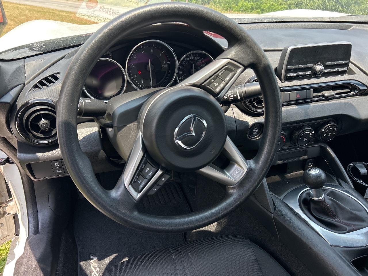 2018 Mazda Miata MX-5 MANUAL, SOFT TOP, LOW KM'S, BLIND SPOT MONITORS! - Photo #12